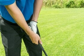 ゴルフの「力み」ミスショット、原因は手でなく“目”にあった!? いつも力んでしまう人が変えるべきボールの見方とは