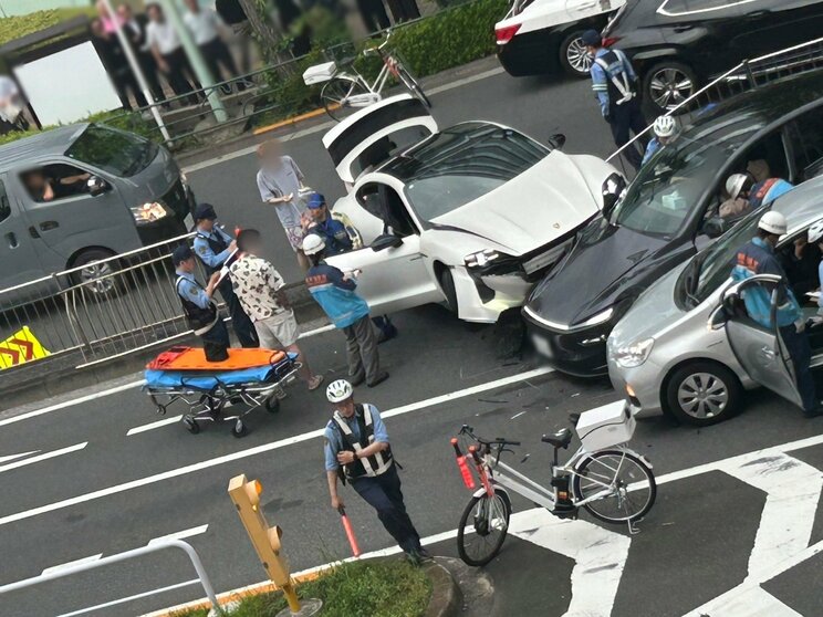 《高級外車同士が…》「猛スピードで柵も越えてきた」ポルシェがテスラに衝突し3台の事故、小学生も巻き込まれ…逮捕された20代タトゥー男は「ポケットに手をつっこんでいた」_13