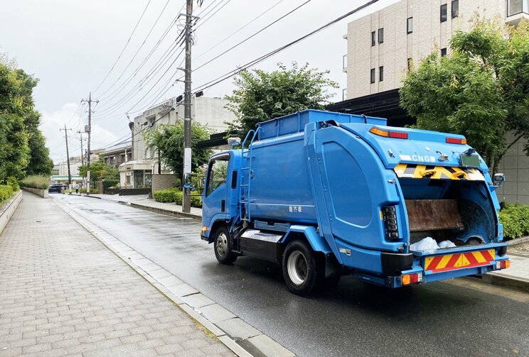 住宅街を走るゴミ収集車