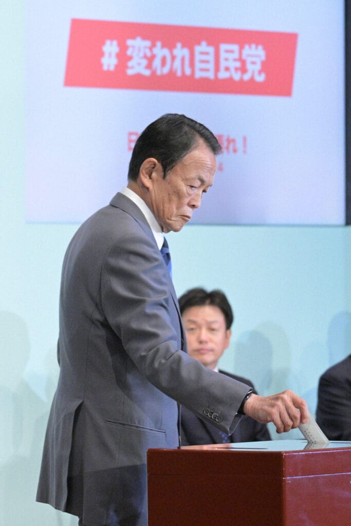 2025年10月4日、自民党総裁選で１回目の投票をする麻生太郎最高顧問。写真：毎日新聞社/アフロ