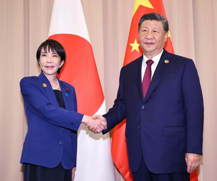 10月の日中首脳会談時に握手を交わした中国の習近平国家主席（右）と高市首相だったが…