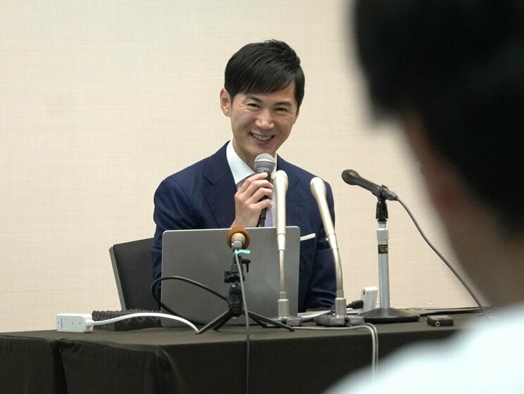 8月27日、記者会見で話す石丸伸二氏　撮影／集英社オンライン