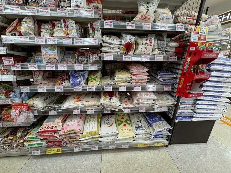 2024年度産のブランド米も並びはじめたコメ売り場（写真／読者提供）