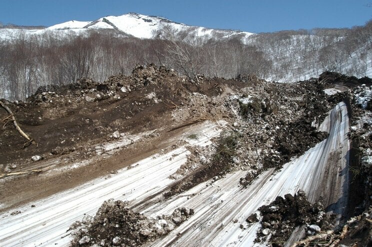 2003年４月にニセコ町のアンヌプリ大沢で起きた全層雪崩の跡。雪が広範囲で滑り落ち、地表がむきだしになっている（写真提供：北海道ニセコ町役場）