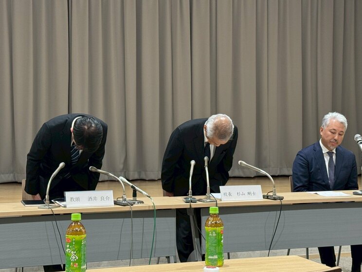 頭を下げる校長と教頭（撮影／集英社オンライン）