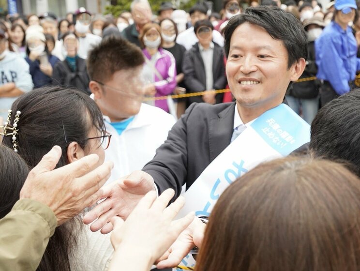 握手に応じる斎藤元彦氏（撮影／集英社オンライン）