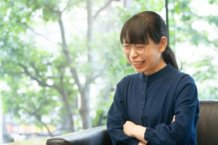 古賀及子（こが・ちかこ）
エッセイスト。1979年東京都生まれ。著書『ちょっと踊ったりすぐにかけだす』(素粒社)は、『本の雑誌』の「2023年度上半期エンターテインメントベスト10」第２位に選出。ウェブメディアのライター、編集者を経て 2024年より現職。著書に『５秒日記』、『忘れたこと、忘れないままのこと』、『好きな食べ物がみつからない』、『ちょっと踊ったりすぐにかけだす』ほか。近刊は『暮らしの信じ方』。