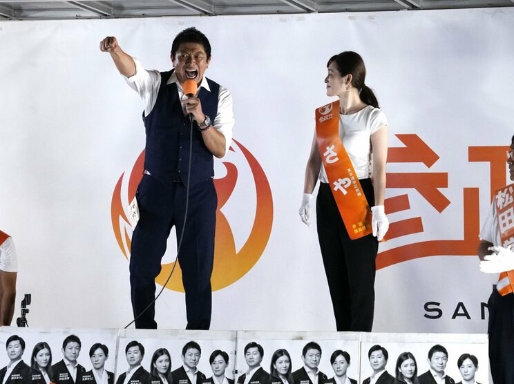 
7月19日、芝公園でのマイク納めで話す参政党の神谷宗幣代表とさや氏（撮影／集英社オンライン）