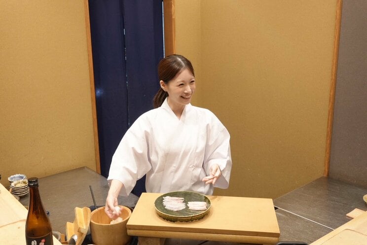 「鮨 美桜」のカウンターでの朝長美桜（提供写真）