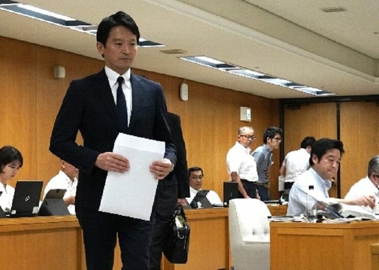 昨年9月６日、兵庫県議会百条委に証人として出席した斎藤元彦知事と竹内英明県議（右端）　撮影／集英社オンライン