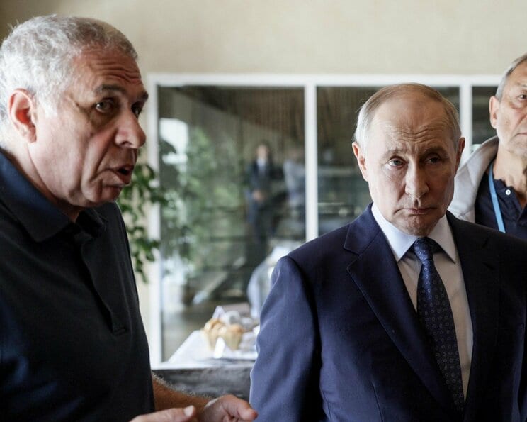 プーチン大統領（右）と「北方領土の帝王」、ヴェルホフスキー氏（左）　写真／共同通信社