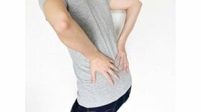 なかなか改善しない腰痛、ギックリ腰の原因は「仙骨座り」だった!? 改善するための自分でできる仙骨ストレッチとは?
