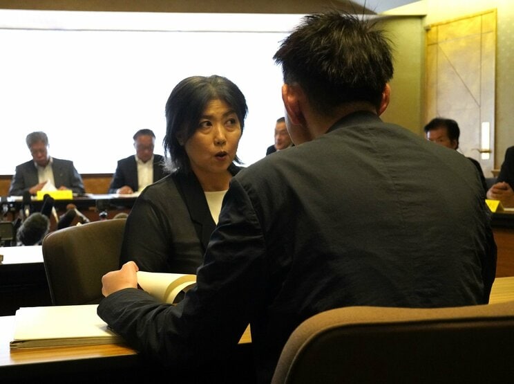 8月13日、伊東市議会百条委員会での証人尋問の途中、弁護士と相談する田久保眞紀市長（撮影／集英社オンライン）