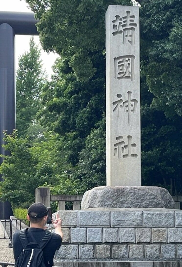 5月、靖国神社に向かい“挑発ポーズ”を何度もとって撮影していた男（撮影／集英社オンライン編集部）