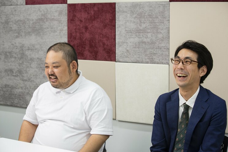 スタミナパンの麻婆（左）とトシダタカヒデ