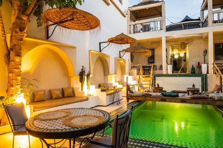 ゲストハウス使用して信頼関係を構築する　写真／shutterstock　写真はイメージです