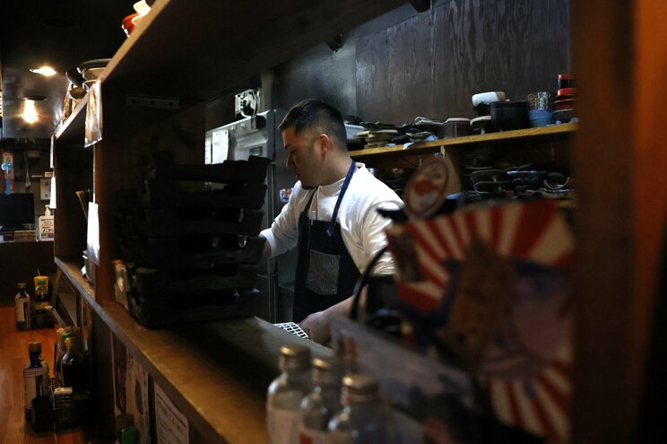 厨房に立つだし巻き兄さん（写真／集英社オンライン）