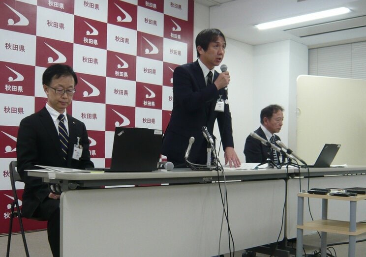 記者会見をする高橋源悦産業労働部長（（写真／産経新聞）
