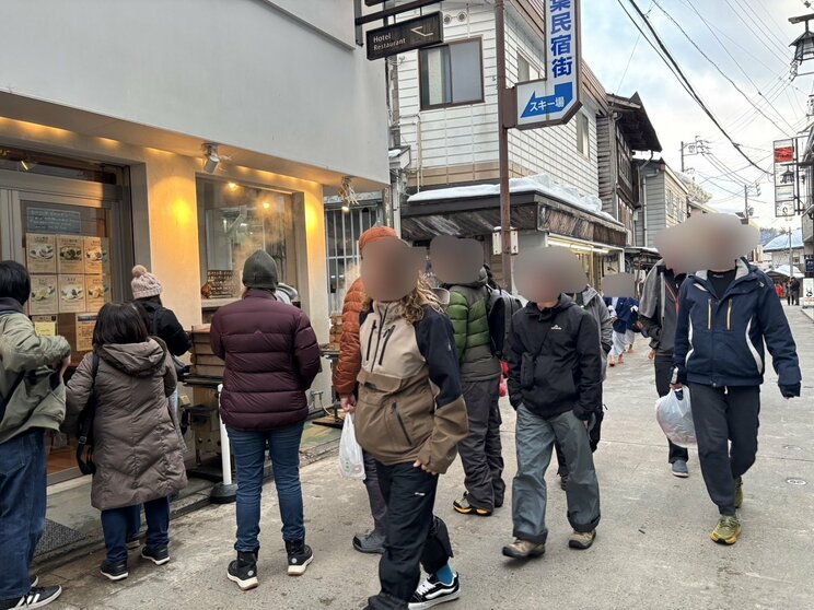 野沢温泉村の温泉街を歩く外国人観光客（撮影／集英社オンライン）