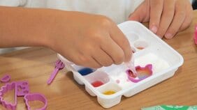 「ねるねるねるね」だけじゃない!進化した知育菓子(R)、最新トレンド5選