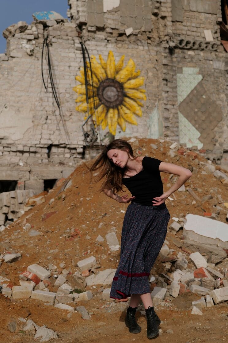 瓦礫の街で踊るヴィカ