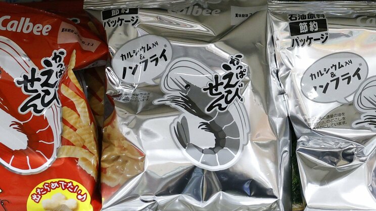 ナフサ不足を受けて、白黒包装のかっぱえびせんも店頭に（写真／共同通信社）