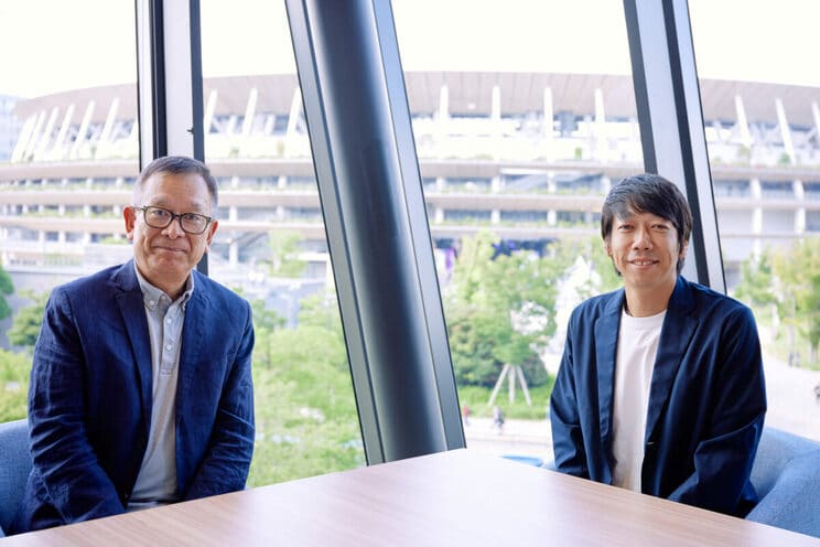 対談はバドミントン協会が入っているオリンピック・スクエアで。後ろは、もちろん国立競技場。