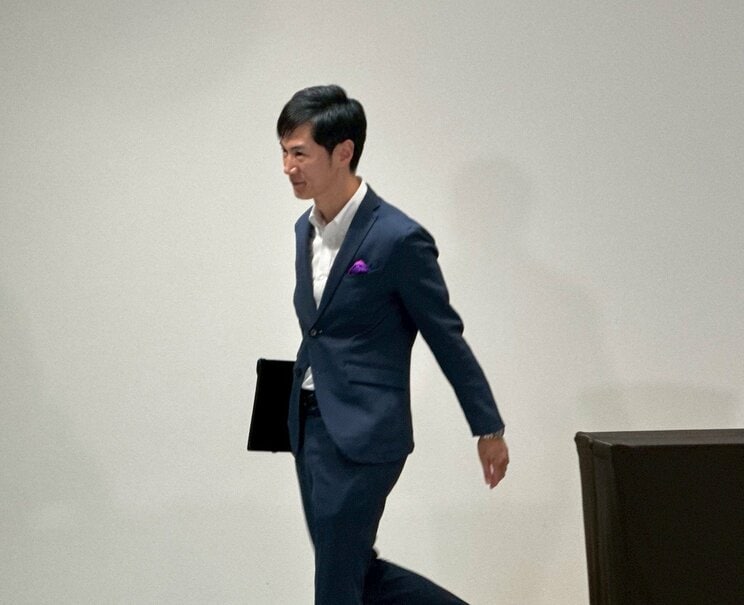 会見場を後にする石丸氏（撮影/集英社オンライン）