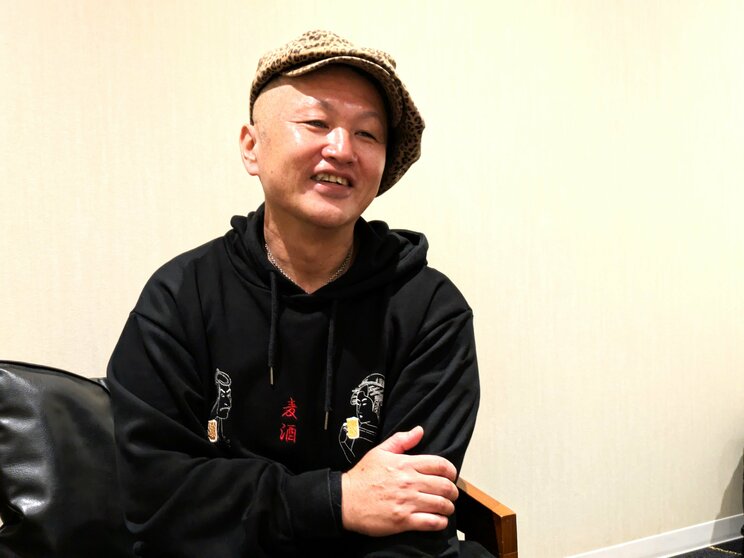 陽気に当時を振り返る57さん
