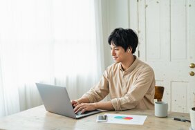 うしろ指さされる「働かないおじさん」にならないために…近い将来“スキル重視”の雇用が進む日本で、20〜30代が始めるべきリスキリング