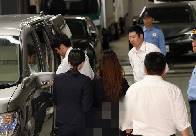捜査車両に乗り込む真奈美容疑者（撮影/村上庄吾）