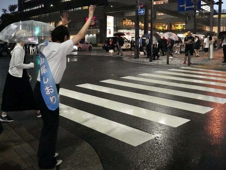道路を挟んだ人たちにもビショビショのまま大きく手をふる（撮影／集英社オンライン）