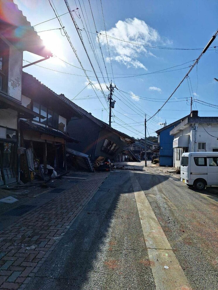 「離れろっ！」余震のなか響く消防隊員の叫び…焼け野原となった町、倒壊した建物、塞がれた道…能登半島地震の爪痕〈迫る“発生から72時間”と決死の救助活動〉_20