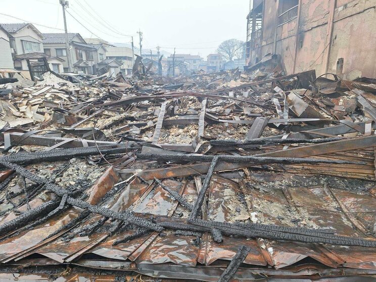 「離れろっ！」余震のなか響く消防隊員の叫び…焼け野原となった町、倒壊した建物、塞がれた道…能登半島地震の爪痕〈迫る“発生から72時間”と決死の救助活動〉_30