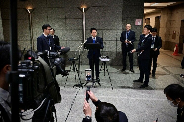 会見する小泉防衛相