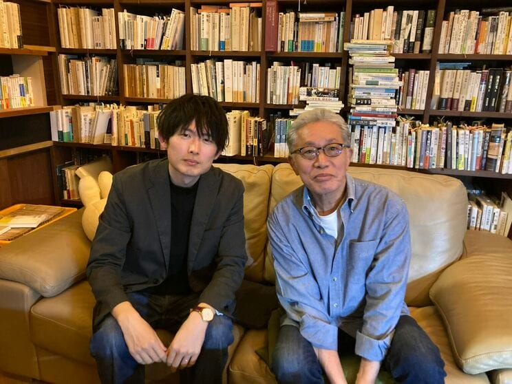 哲学者の李舜志氏（左）と思想家で武道家の内田樹氏（右）