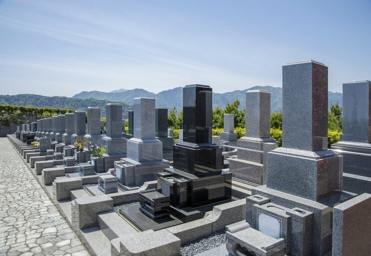 墓じまいをめぐって親族でトラブルになるケースも（写真／shutterstock）