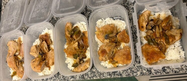 週末に食材を詰めた1週間分の弁当。「今週は鶏むね肉と白米だけ。群を抜いておいしくなかったです（笑）」（写真／Aさん提供）