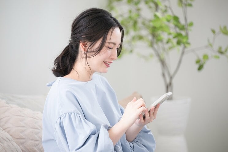 “AI彼氏”との恋に沼る女性(写真はイメージです、shutterstock、以下同)