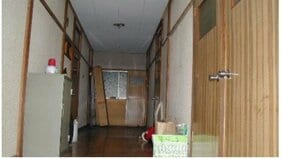 《怖すぎる社員寮》「毛があふれる風呂釜」「開かずの1階は虫の巣」「8年間知らない女性と住んでいた」近所から幽霊屋敷と呼ばれる社員寮でもっとも恐怖だったこと【2024 変な部屋記事 5位】