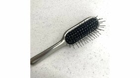 たるみもむくみも「シュッ⁉️」頭皮を"ハリケア"できるブラシを発見👀【マキアエディターズの「オッス!推しコス」】