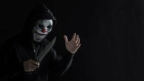 もしも強盗に侵入されてしまったら…騒がず、動かず、逆らわず、効果的なのは屋外で鳴る防犯ブザー。防犯アナリストが教える命の守り方