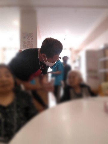 介護施設ではそれぞれに目線を合わせて話をする　（写真／本人提供）