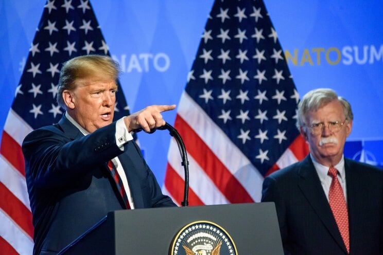 トランプ大統領（左）とジョン・ボルトン（右）