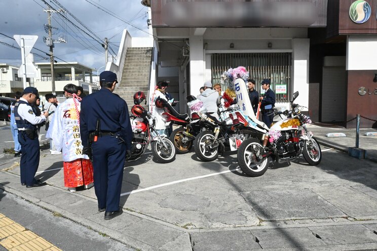 車の屋根をブッタ斬って“オープンカー”に…ヤンチャ度高め“沖縄・二十歳の集い”ルポ「捕まって6000円罰金払ったけどたいしたことない！」_17