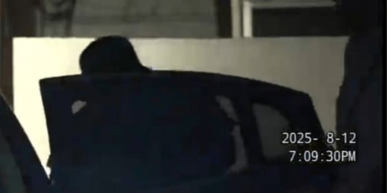 流出した動画よりラブホテルから出る小川前市長（地元関係者提供）