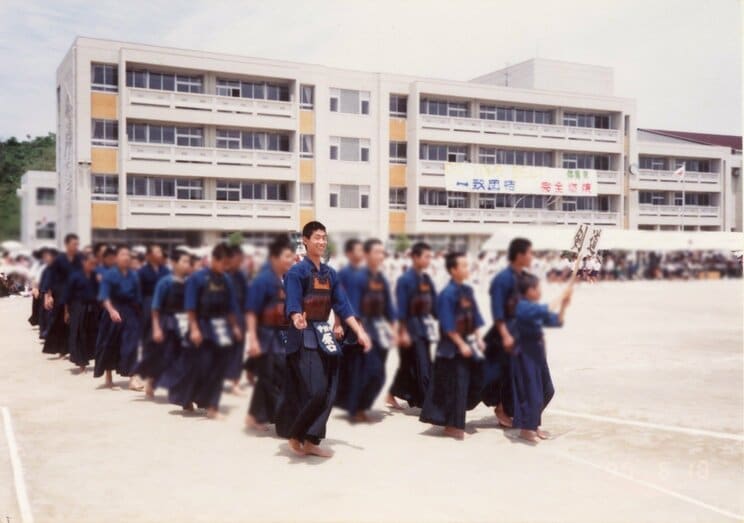 最前列でピースをする中学生時代の原口あきまさ （本人提供）