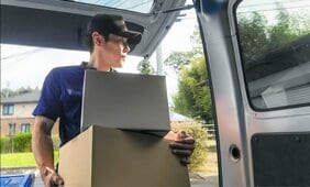〈トラック業界の悲鳴〉「募集しても70代」「全盛期から手取り20〜30万円減った」中小運送会社で深刻化する人手不足…「もっと働いて稼ぎたい」30代ドライバーが語るジレンマ