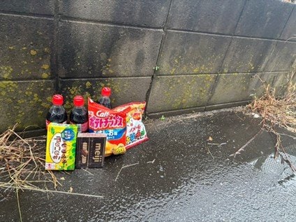 現場に供えられた菓子やジュース（撮影／集英社オンライン））