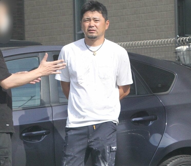 直撃取材に応じる佐々木容疑者